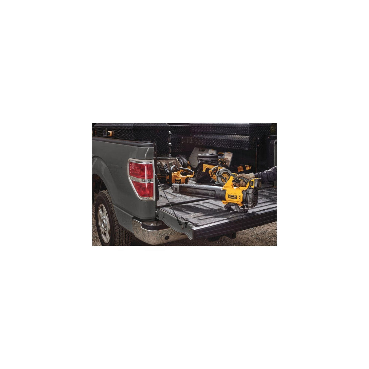 DEWALT 20V MAX* XR Cordless Folding String Trimmer and Handheld Blower Combo Kit – Reconditioned