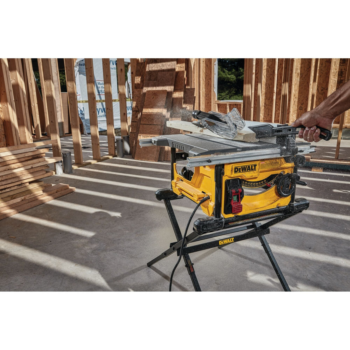 DEWALT 15 Amp 8-1/4 in. Compact Portable Jobsite Table Saw – Reconditioned