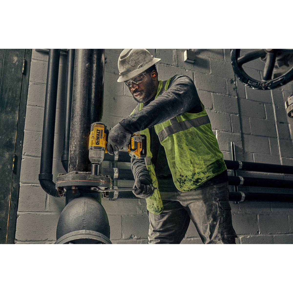 Llave de impacto de alto torque DEWALT 20V MAX* XR de 1/2 pulg. con yunque de anillo de retención – Reacondicionada
