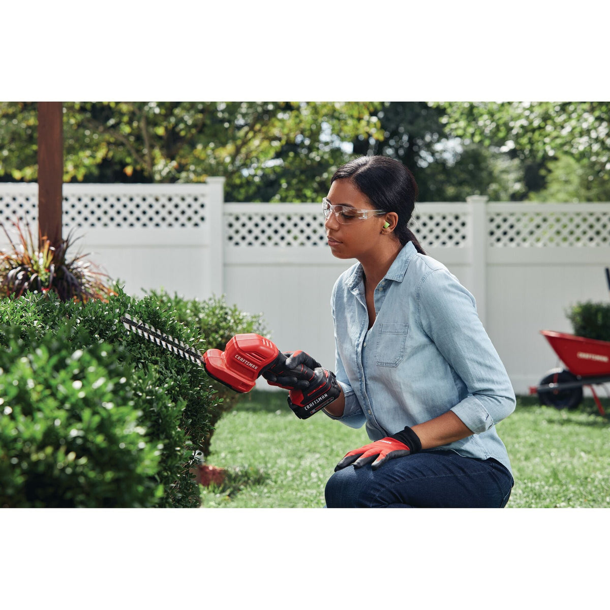 CRAFTSMAN V20* Cordless 2-in-1 8-Inch Hedge Trimmer and 4-Inch Grass Shear Kit with 1.5 Ah Battery and Charger – Reconditioned