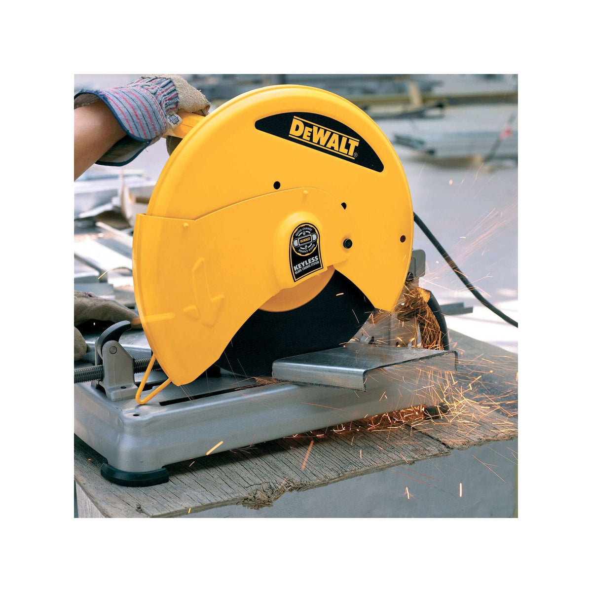 Sierra ingletadora DEWALT de 14 pulg. con sistema de cambio de disco sin llave QUIK-CHANGE – Reacondicionada