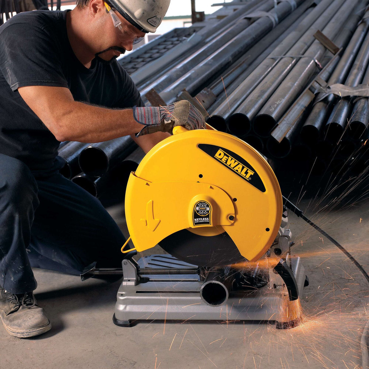Sierra ingletadora DEWALT de 14 pulg. con sistema de cambio de disco sin llave QUIK-CHANGE – Reacondicionada