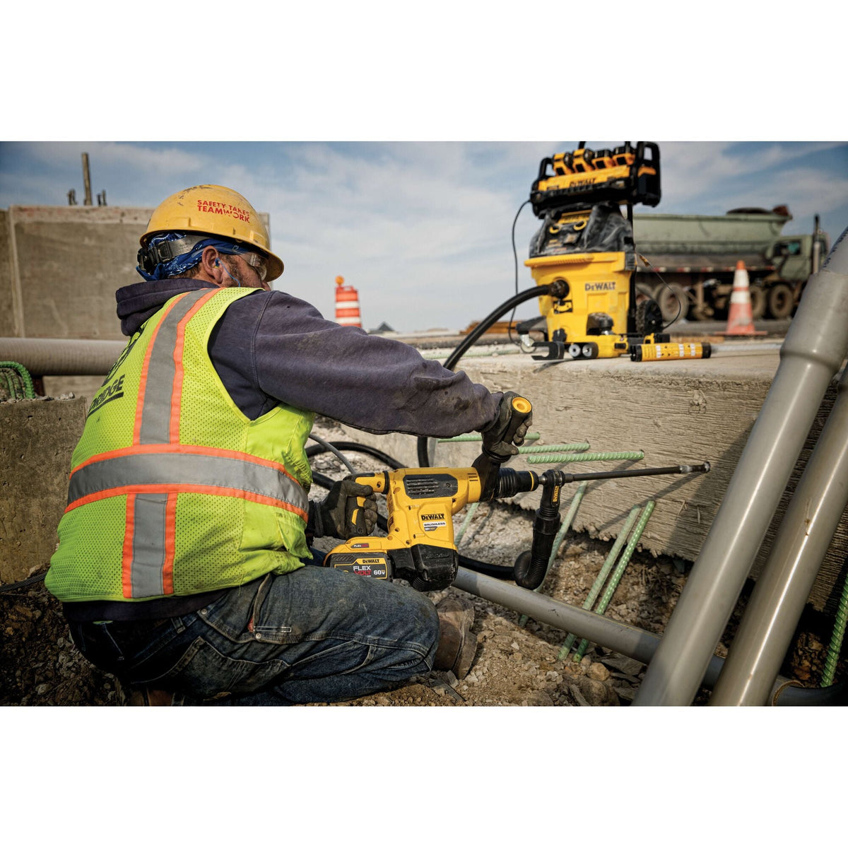 DEWALT 1800W Portable Power Station and Simultaneous Battery Charger (Tool Only) – Reconditioned