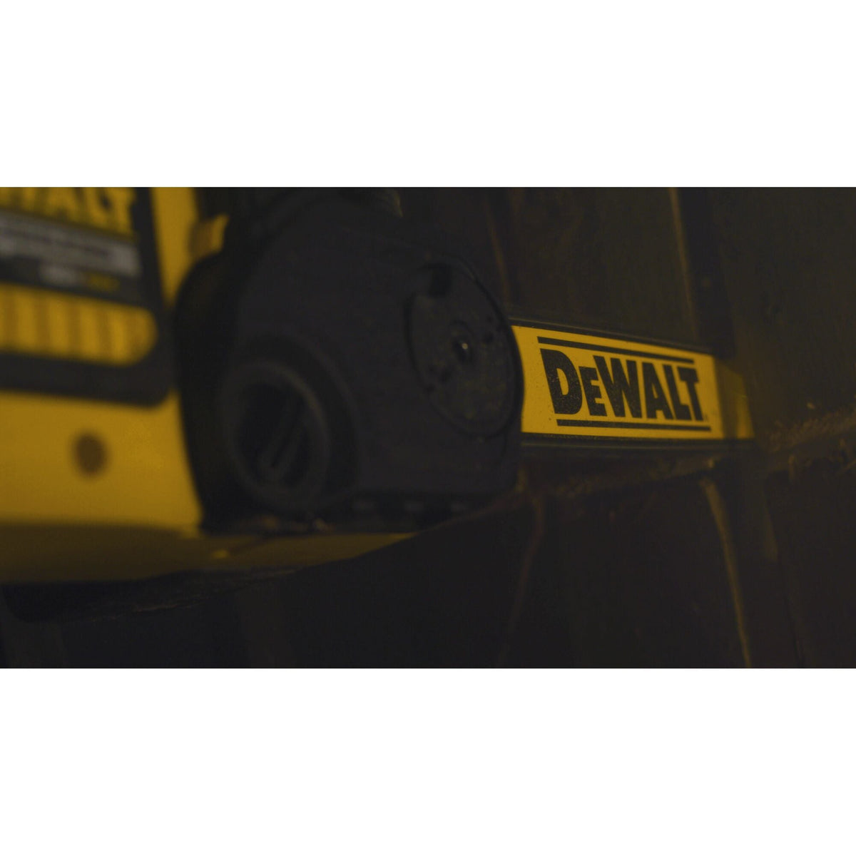 DEWALT FLEXVOLT 60V MAX* Sierra eléctrica inalámbrica sin escobillas de 16 pulg. (Solo herramienta) – Reacondicionada