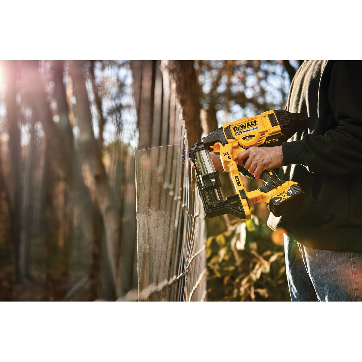 DEWALT 20V MAX* XR Engrapadora de cercas inalámbrica de 9ga (Solo herramienta) – Reacondicionada