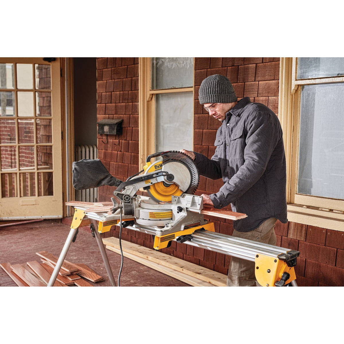 DEWALT Miter Saw, Single Bevel, Compound, 10-Inch, 15-Amp – Reconditioned